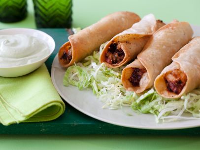 Flautas de Pollo con Salsa de Aguacate - Recetas Mexicanas